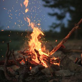 Lagerfeuer in der Dämmerung